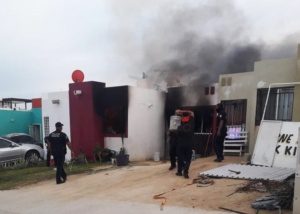 06 Elementos de la Policía de Los Cabos rescatan con vida a una mujer, desde el interior de una vivienda en llamas en SJC 2
