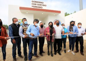 01 Cumple alcalde Oscar Leggs con la comunidad del Rincón de La Playa_ inauguran rehabilitación del parque y construcción de baños1