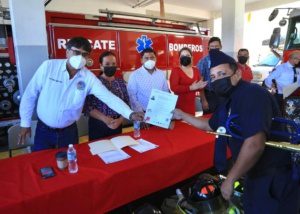 02 En un gesto de hermandad, el alcalde Oscar Leggs Castro hizo entrega de equipo de protección al departamento de bomberos de Veracruz1