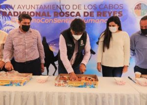 07 Acatando protocolos de salud alcalde de Los Cabos Oscar Leggs Castro partió la tradicional Rosca de Reyes 02