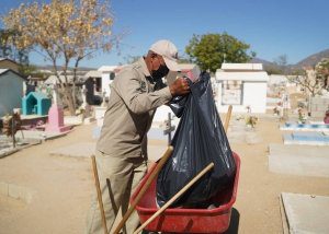 06 Realiza Servicios Puìblicos intensa jornada de limpieza en panteones de Los Cabos 5