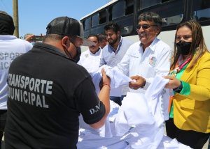 06 Alcalde Oscar Leggs Castro hace entrega de uniformes a inspectores de la Direccioìn Municipal de Transporte1