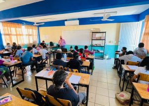 08 Estudiantes de primaria en Los Cabos recibe plaìticas sobre el manejo de los residuos soìlidos por parte de personal de Ecologiìa y Medio Ambiente2