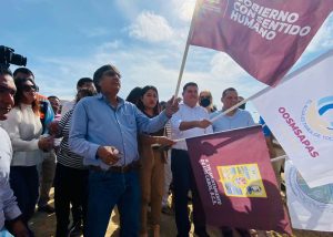 02 Da alcalde Oscar Leggs Castro banderazo de inicio de obra de red hidráulica en la colonia Azteca de Cabo San Lucas3