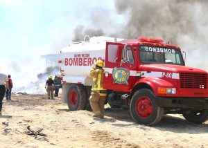 03 Dependencias municipales y cuerpos de emergencia logran sofocar voraz incendio en recicladora de CSL4