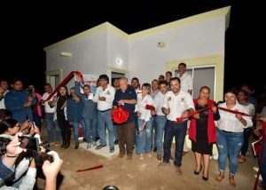 05 Tras la entrega de viviendas a familias afectadas por incendio en Santiago, destaca alcalde Oscar Leggs Castro el trabajo conjunto con el Gobierno del estado 1