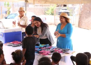 10 Más de 200 pares de sandalias se entregaron a niñas y niños de CSL6