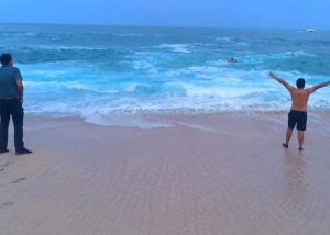 10 Salvavidas de ZOFEMAT rescatan a bañista en la playa Las Viudas3