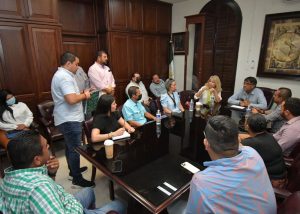 05 Alcalde Oscar Leggs Castro da seguimiento a las mejoras y reforestación de la plaza Antonio Mijares.3