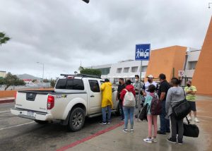 08 Apoya Gobierno Municipal a turistas que por causas metereoloėgicas no pudieron salir del Aeropuerto Internacional de Los Cabos3