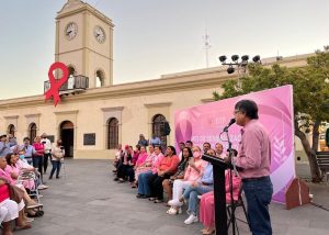 02 Iluminando el Palacio Municipal de color rosa, DIF Los Cabos arranca las actividades del mes de sensibilización contra el Cáncer de Mama (8)