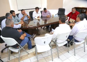 08 Alcalde Oscar Leggs Castro escucha y atiende a representantes de transportadoras turiìsticas3