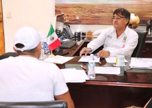 12 Alcalde Oscar Leggs Castro atiende peticiones del Comité de la colonia Villas La Joya en CSL5