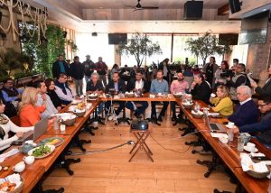 10 Informa alcalde Oscar Leggs Castro avances de movilidad a integrantes del grupo Madrugadores1