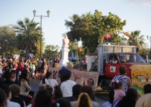 03 Concurso de Carros Alegoìricos invade de alegriìa y color las calles del Centro de San Joseì del Cabo6