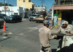 04 Para mejorar la red de drenaje en el Centro de Cabo San Lucas, OOMSAPAS Los Cabos clausura pozo de visita1