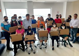 10 A favor de la educación, el alcalde Oscar Leggs Castro hizo entrega de 14 computadoras a estudiantes de Los Cabos1