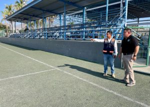 02 Compromete alcalde Oscar Leggs Castro la rehabilitación del pasto sintético de la cancha de fútbol 7 de la colonia El Zacatal2