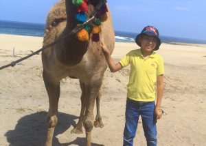 02 niñas, niños y adolescentes del padrón de PAMAR del Sistema DIF son beneficiados con paseo en camello por Cactus Tours4