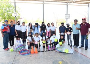 04 Fomenta Gobierno de Los Cabos la actividad deportiva en la ninŢez_ entregan material en la escuela primaria Mauricio Castro Cota en SJC