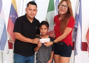 08 Gobierno de Los Cabos reitera el compromiso con el deporte_ el ninÞo Adriaìn Salas recibe apoyo para asistir a la “Copa Rayados” en Monterrey, NL
