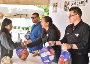 Foto entregan mil 500 pavos a familias en Cabo San Lucas 1