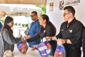 Foto entregan mil 500 pavos a familias en Cabo San Lucas 1